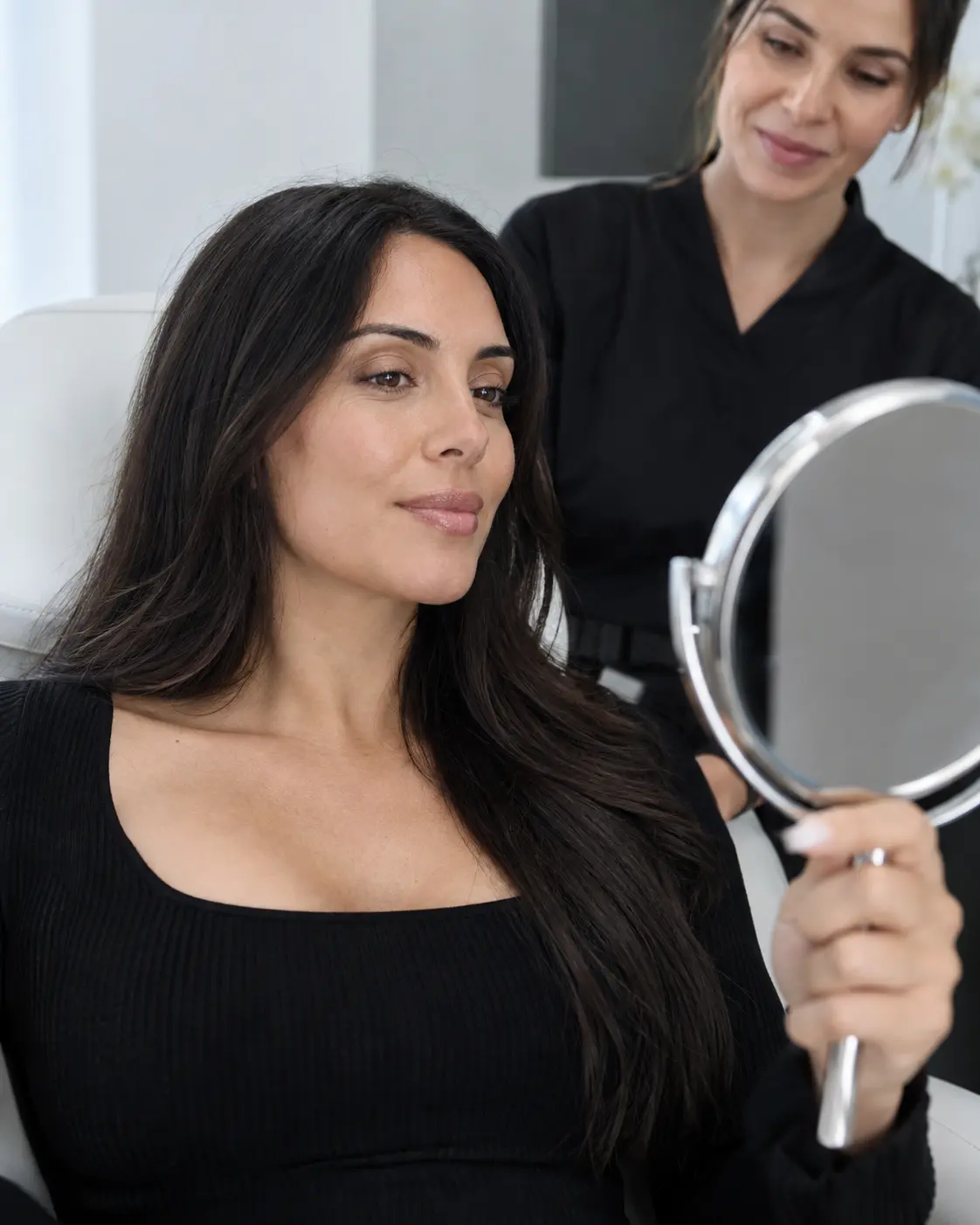 Imagen editorial de una evaluación facial personalizada